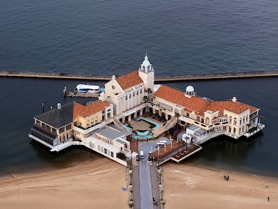 Momochi Seaside Park