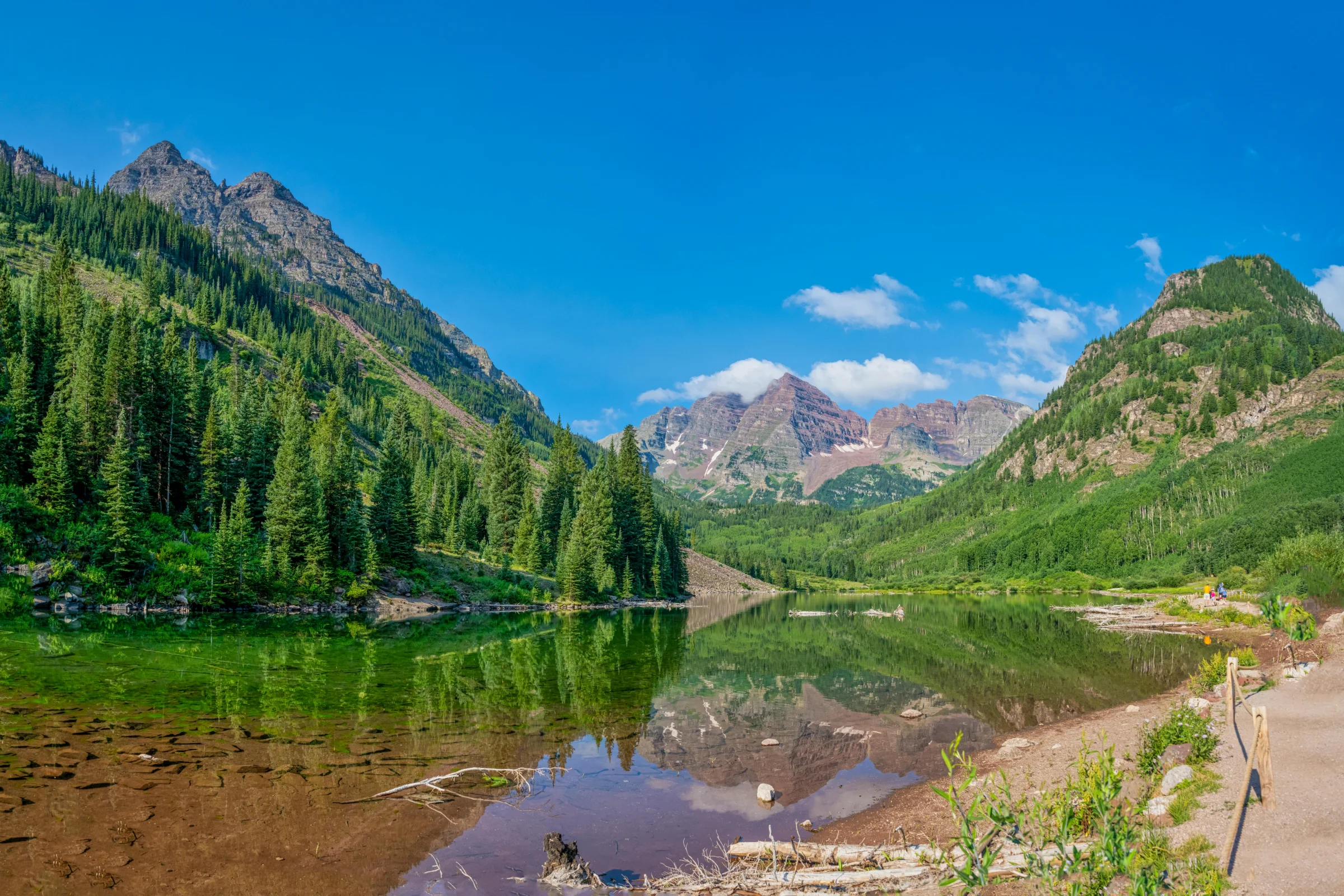 Downtown Aspen street with the Rocky Mountains in the background