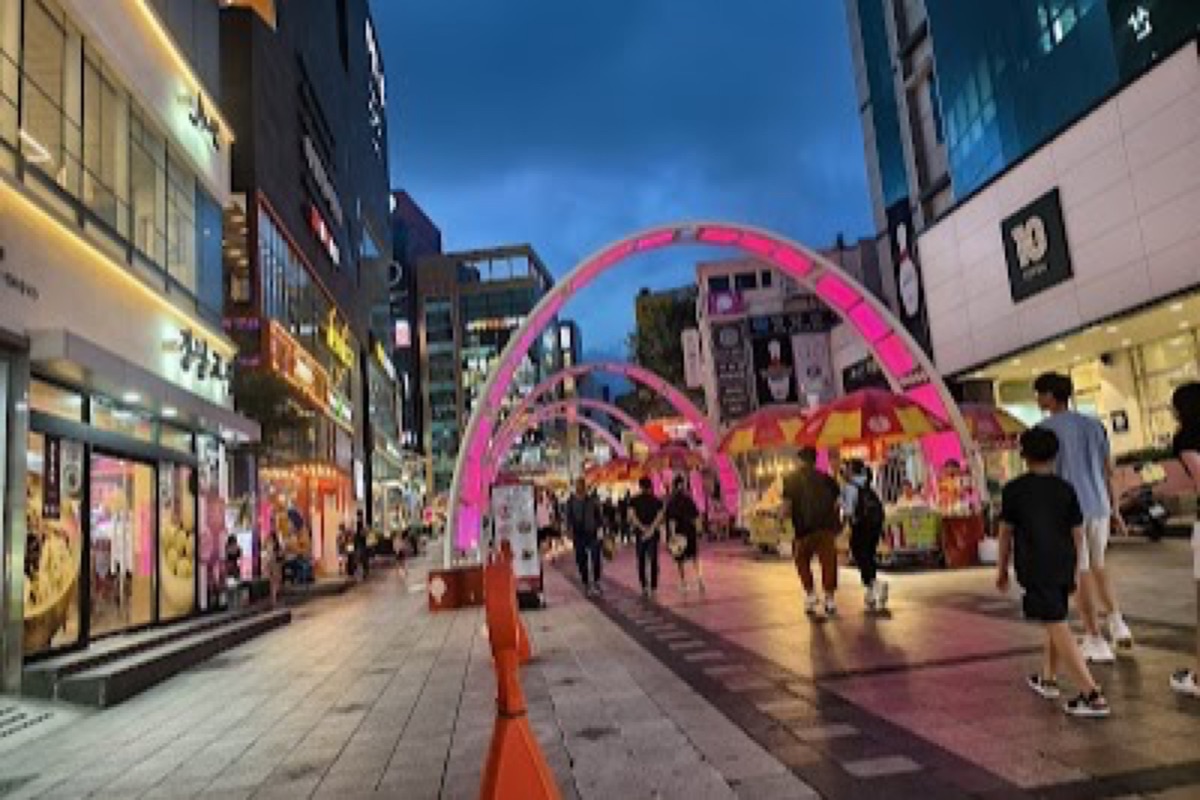 BIFF Square street food stalls with ssiat hotteok and crowds in central Busan