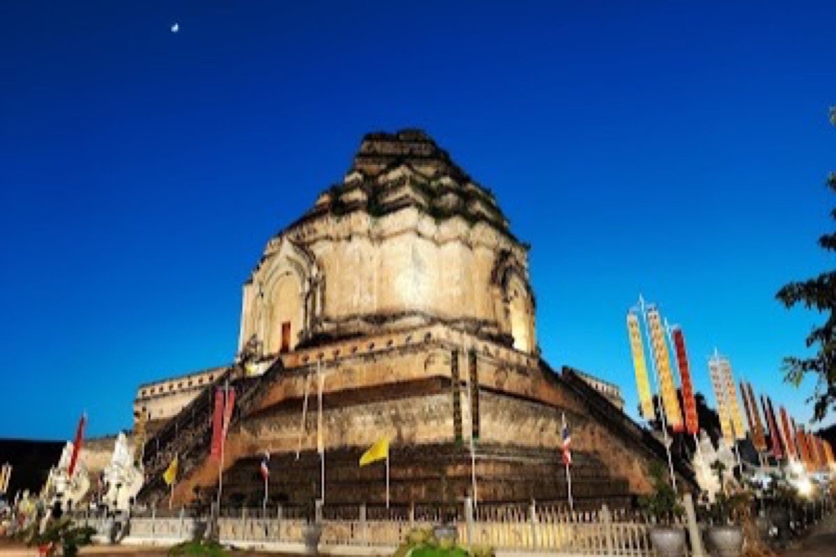 Earthquake-scarred ruined stupa of Wat Chedi Luang towering over the Old City