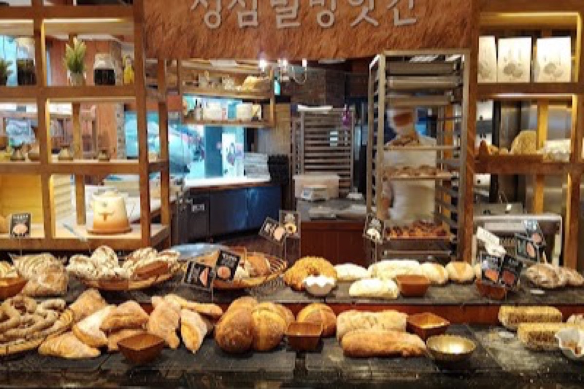 Sungsimdang Bakery storefront with signature chestnut bread and pastry displays at the original Daejeon location