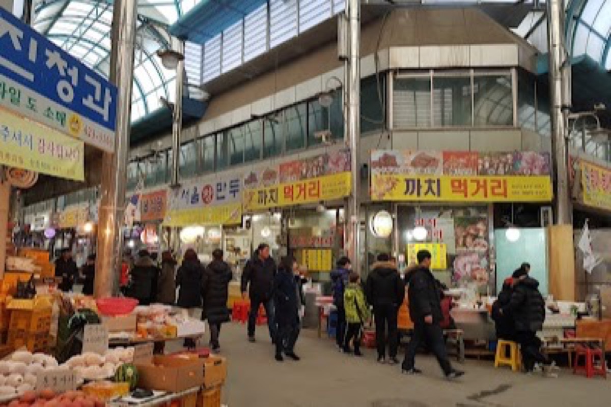 Danyang Jungang Market evening food stalls serving garlic makguksu and smoked duck in Danyang