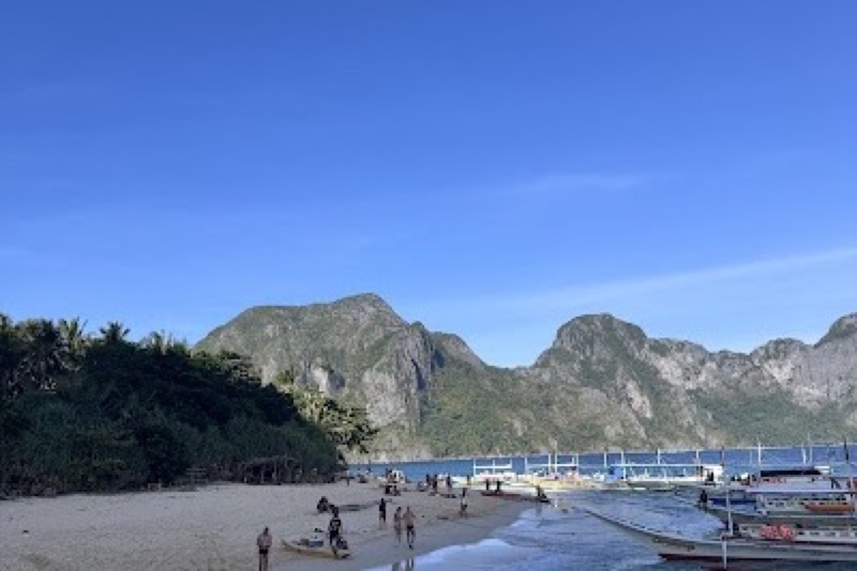 Helicopter Island cliffs and beach in El Nido