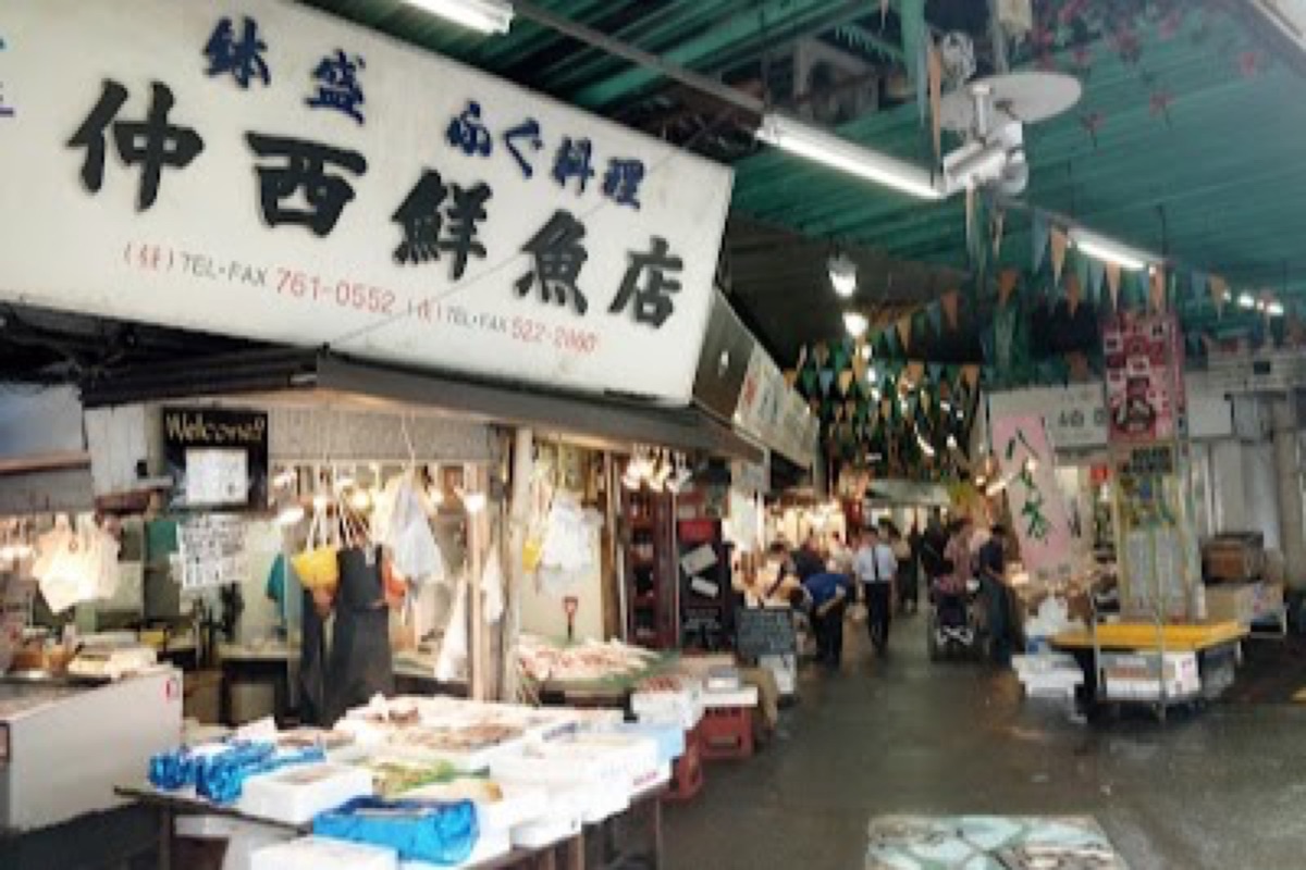 Fresh seafood on display at Yanagibashi Rengo Market in Fukuoka