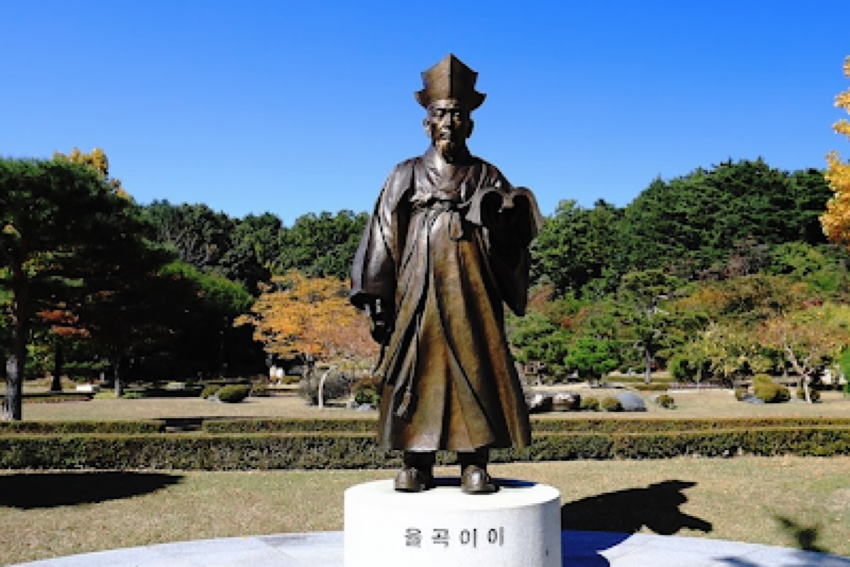 Ojukheon House traditional Joseon-era wooden architecture with peaceful gardens in Gangneung