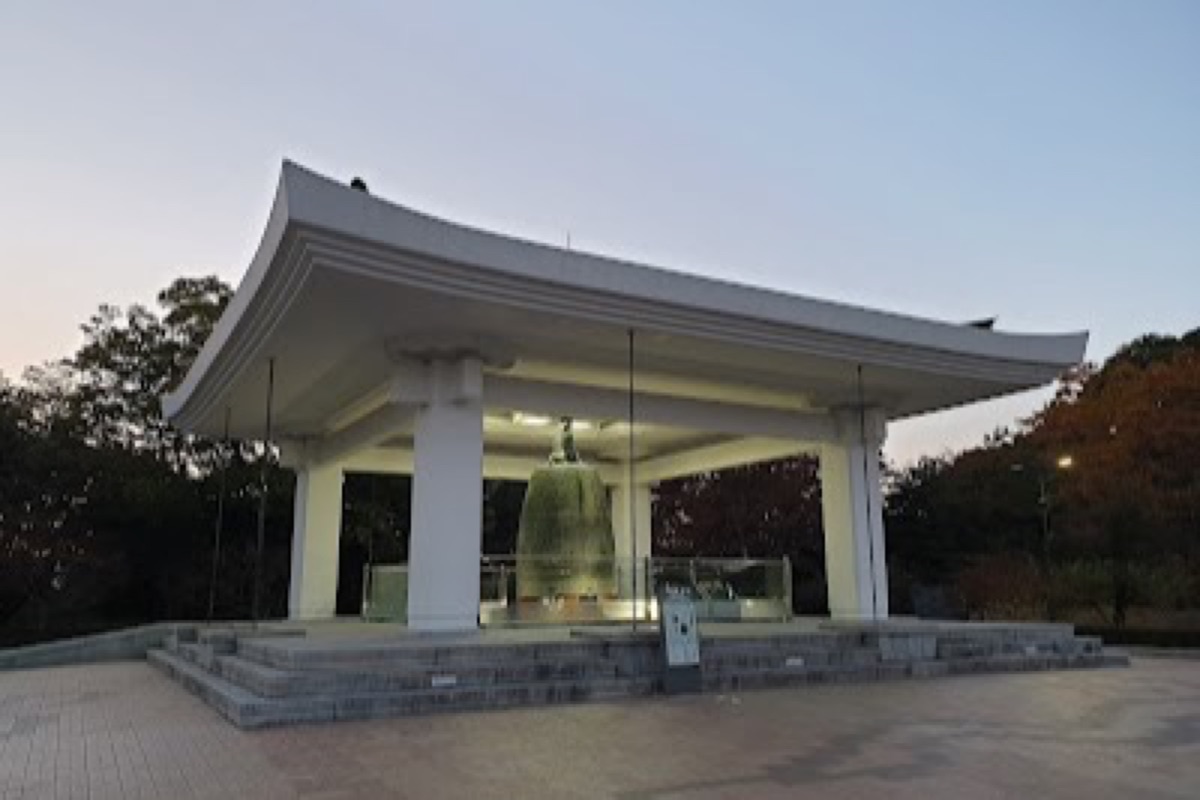 Gyeongju National Museum entrance with Silla gold crowns and the Divine Bell of King Seongdeok on display