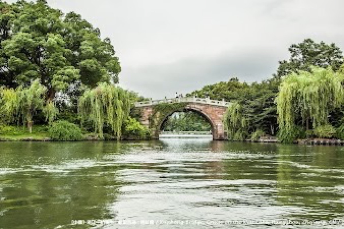 Broken Bridge (Duan Qiao) in Hangzhou