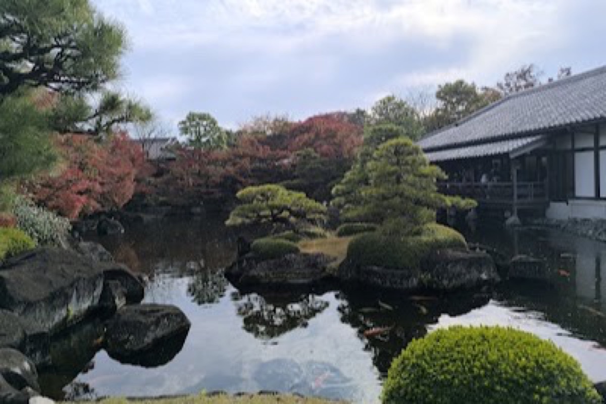Koko-en Garden koi pond with tea house in Himeji