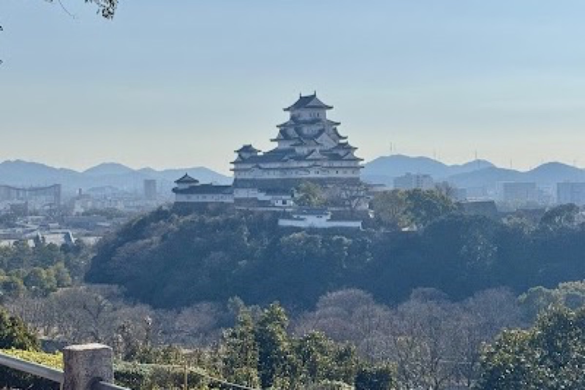 Himeji Castle at sunrise viewed from Otokoyama Haisuiike Park