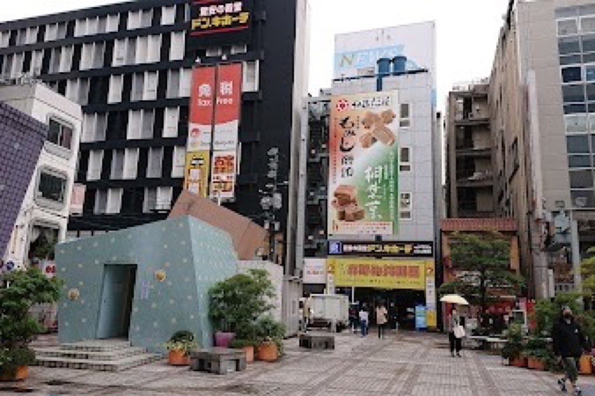 Okonomimura vendors grilling Hiroshima-style okonomiyaki in the bustling food building