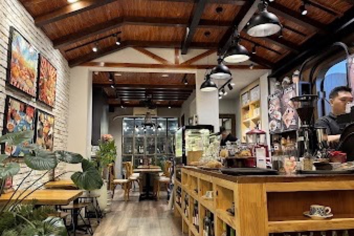 Cafe Apartment at 42 Nguyen Hue lit up with cafe signs at dusk