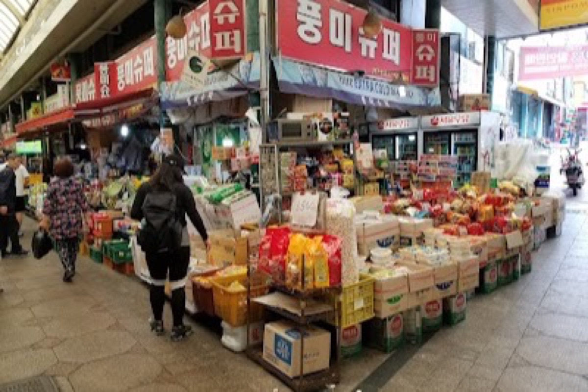 Sinpo International Market dakgangjeong crispy chicken and fresh seafood stalls in Incheon