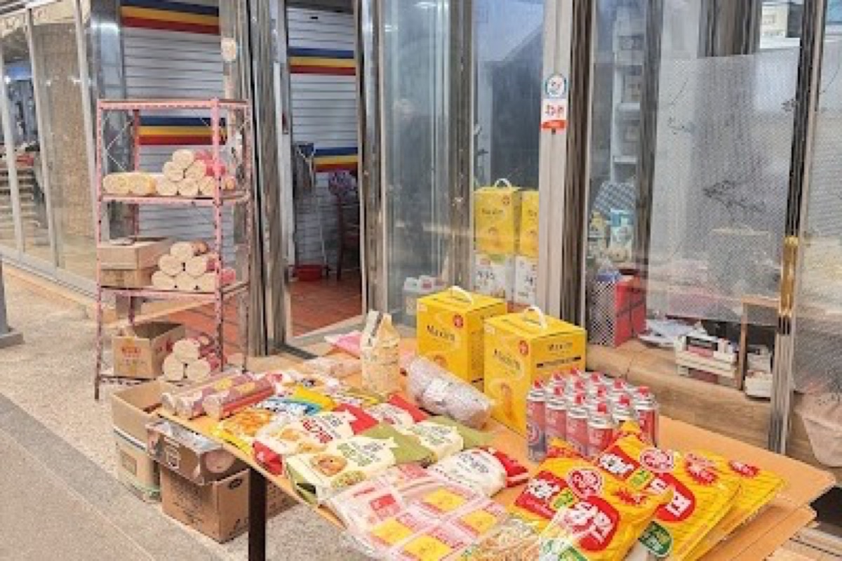 Nambu Traditional Market street food stalls with kimbap and hotteok vendors in Jeonju