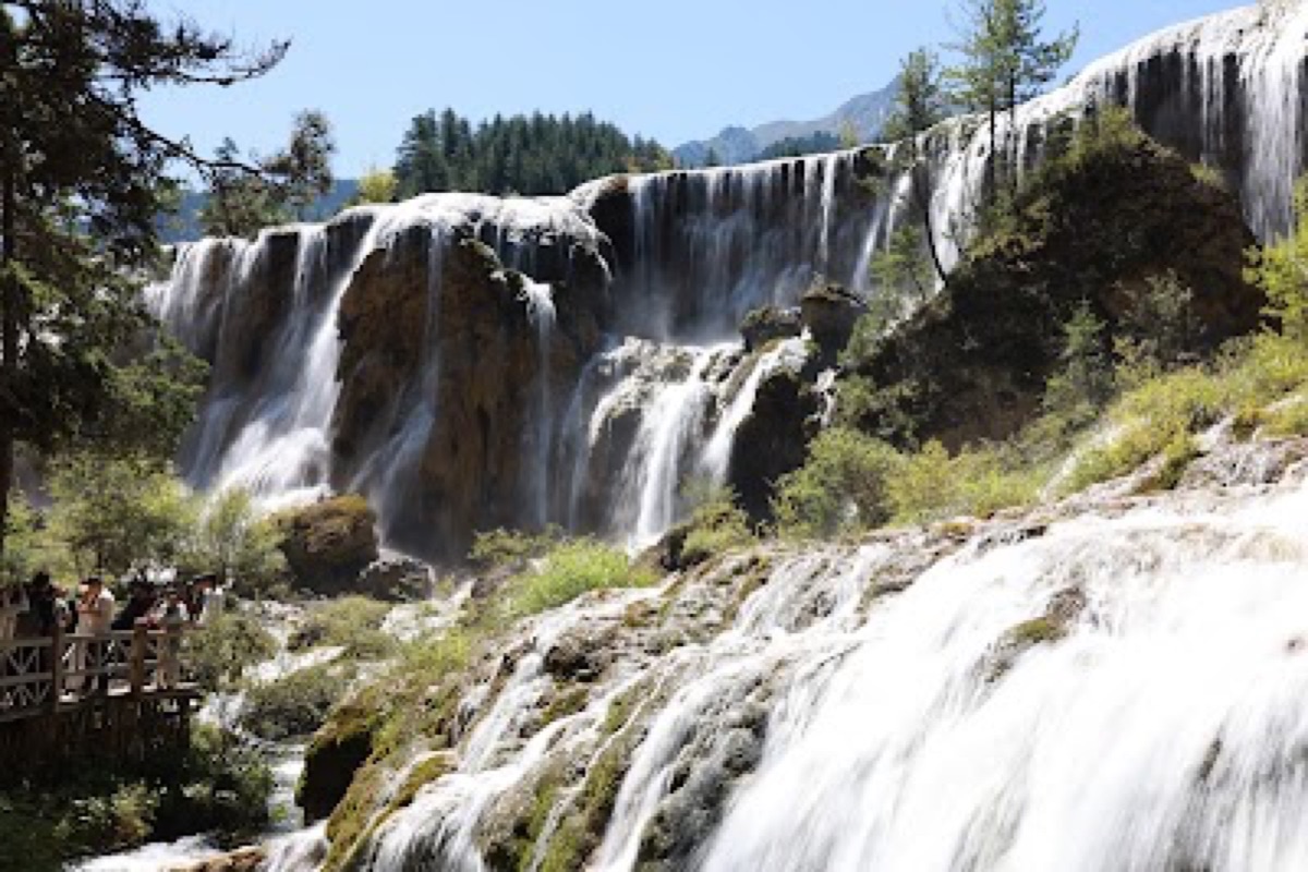 Pearl Shoal Waterfall (Zhenzhu Tan Pubu) in Jiuzhaigou