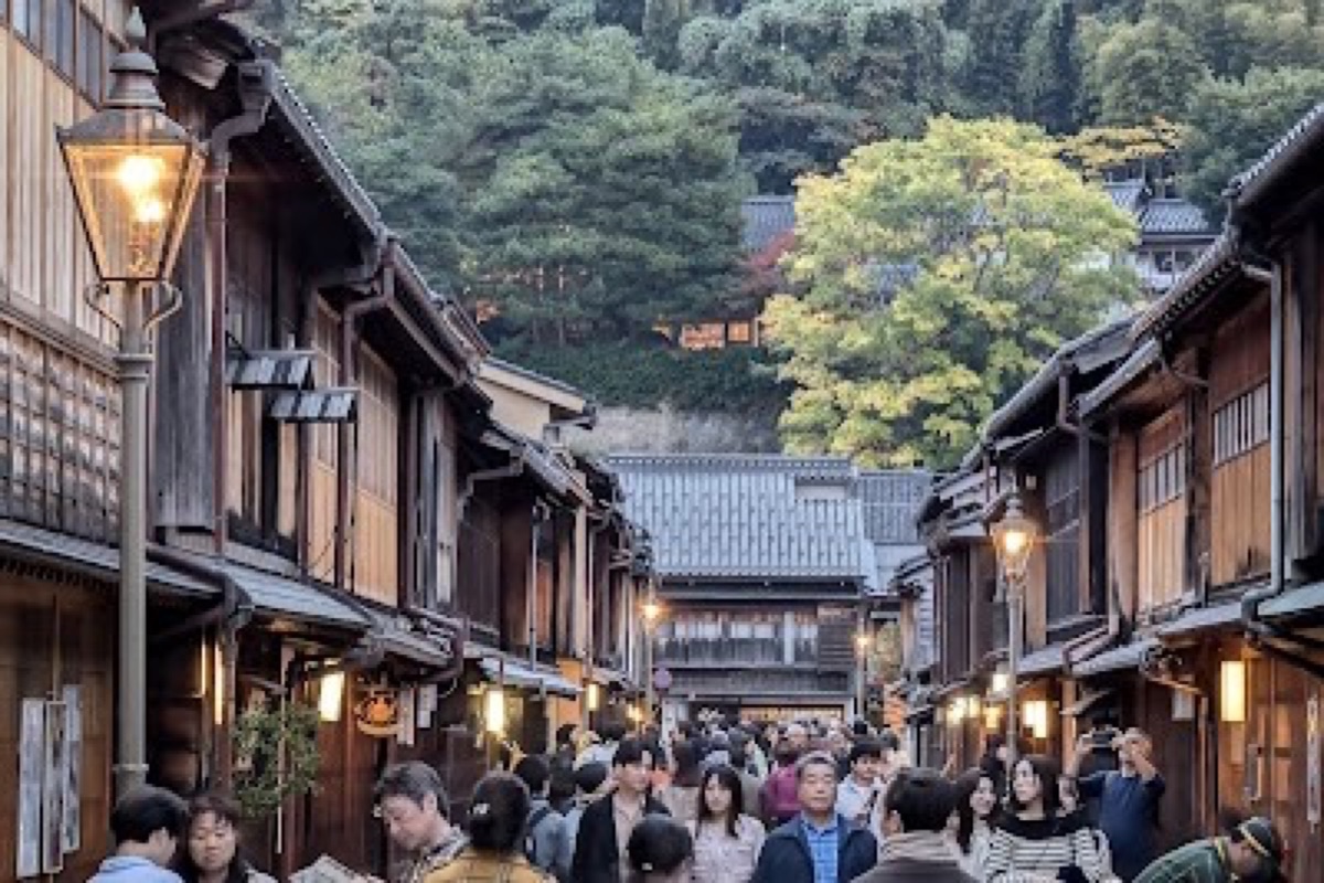 Wooden teahouses lit by lanterns at dusk in Higashi Chaya District, Kanazawa