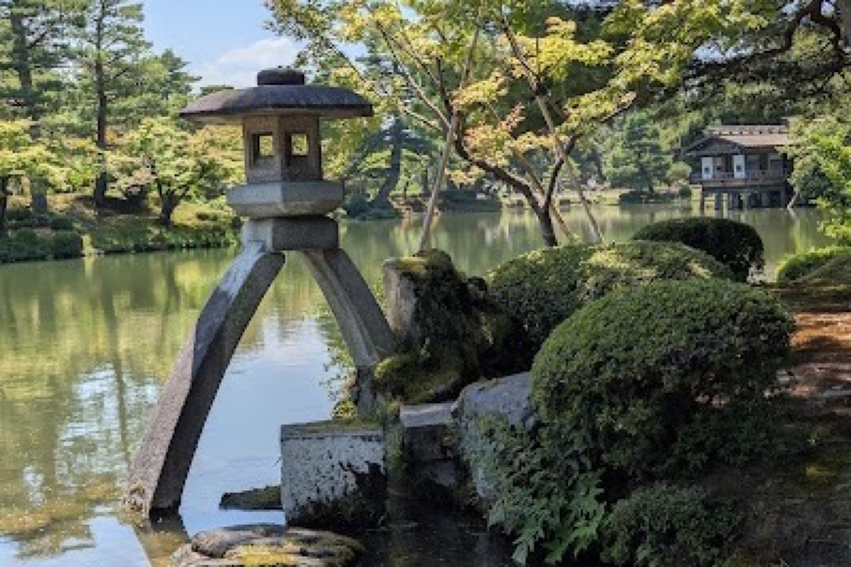 Kotoji-toro lantern reflecting in Kasumigaike Pond at Kenrokuen Garden in autumn