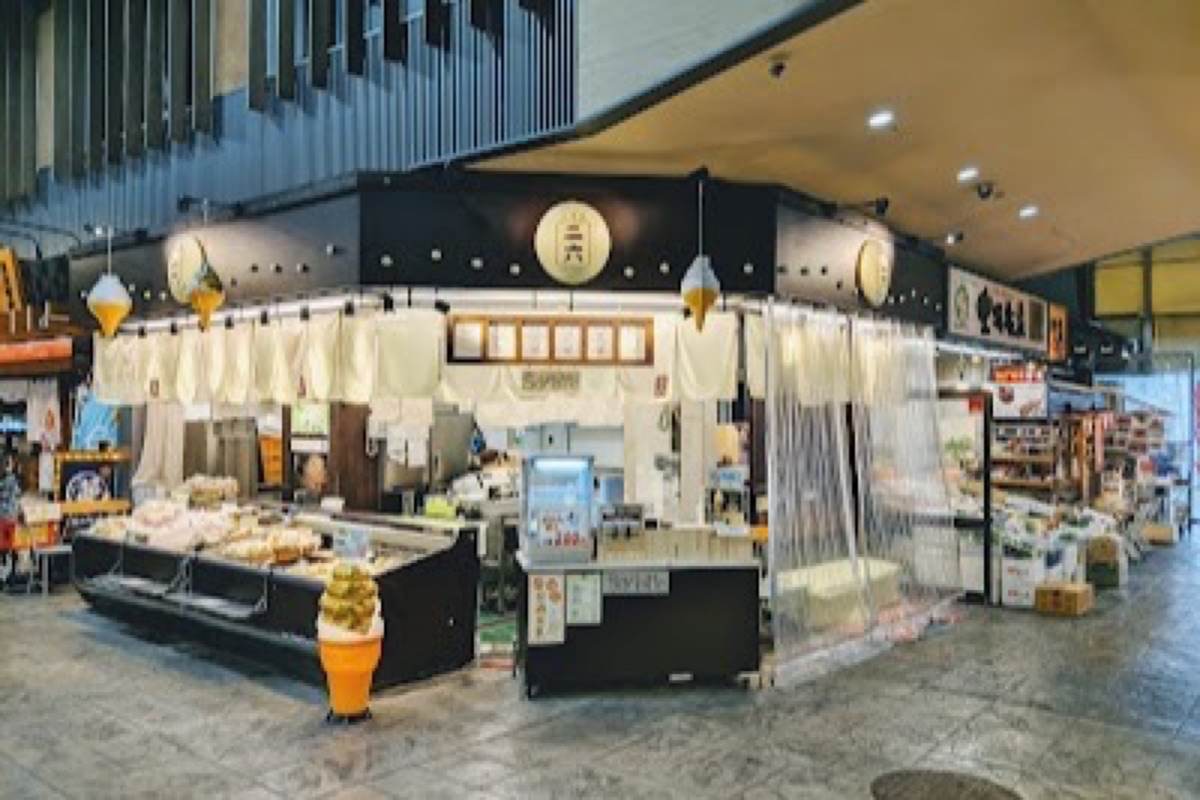 Fresh seafood stalls inside Omicho Market, Kanazawa