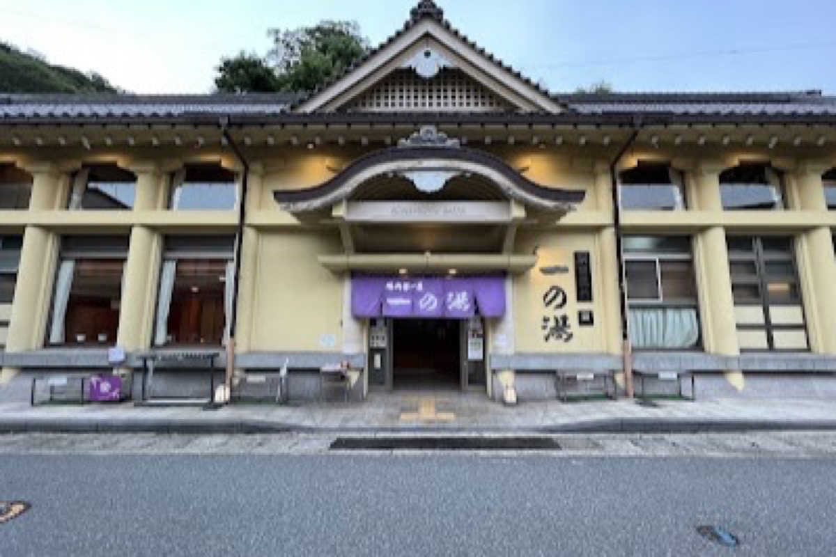 Ichino-Yu bathhouse with its kabuki-style facade along the canal in Kinosaki Onsen