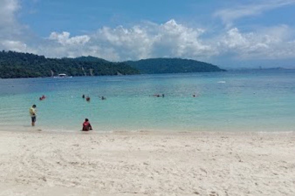 Turquoise water and white sand at Sapi Island in Tunku Abdul Rahman Marine Park, Kota Kinabalu