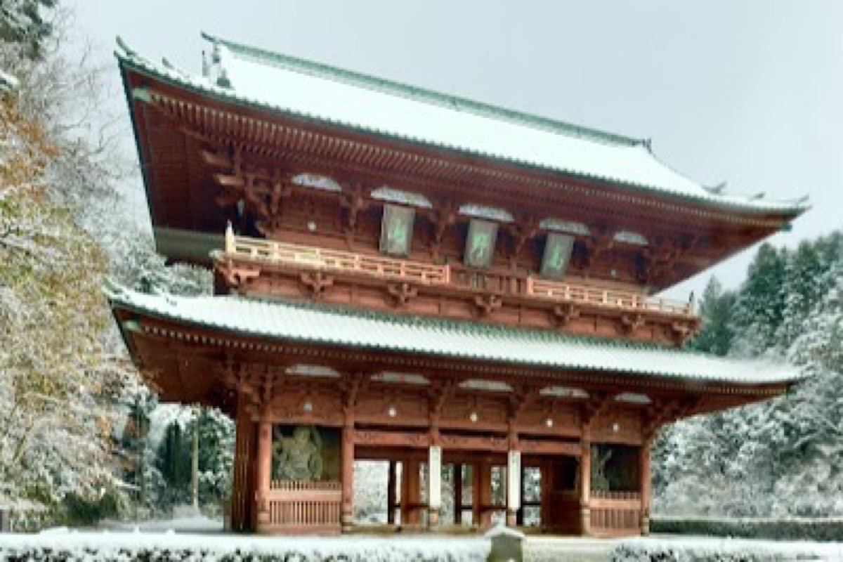 Daimon Gate towering wooden entrance with Nio guardian statues in Koyasan