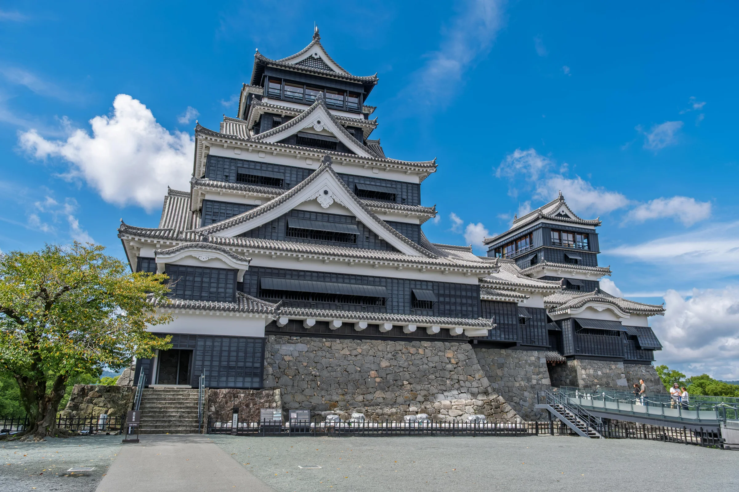 Daytime view of Kumamoto Castle overlooking the city in Kumamoto, Japan