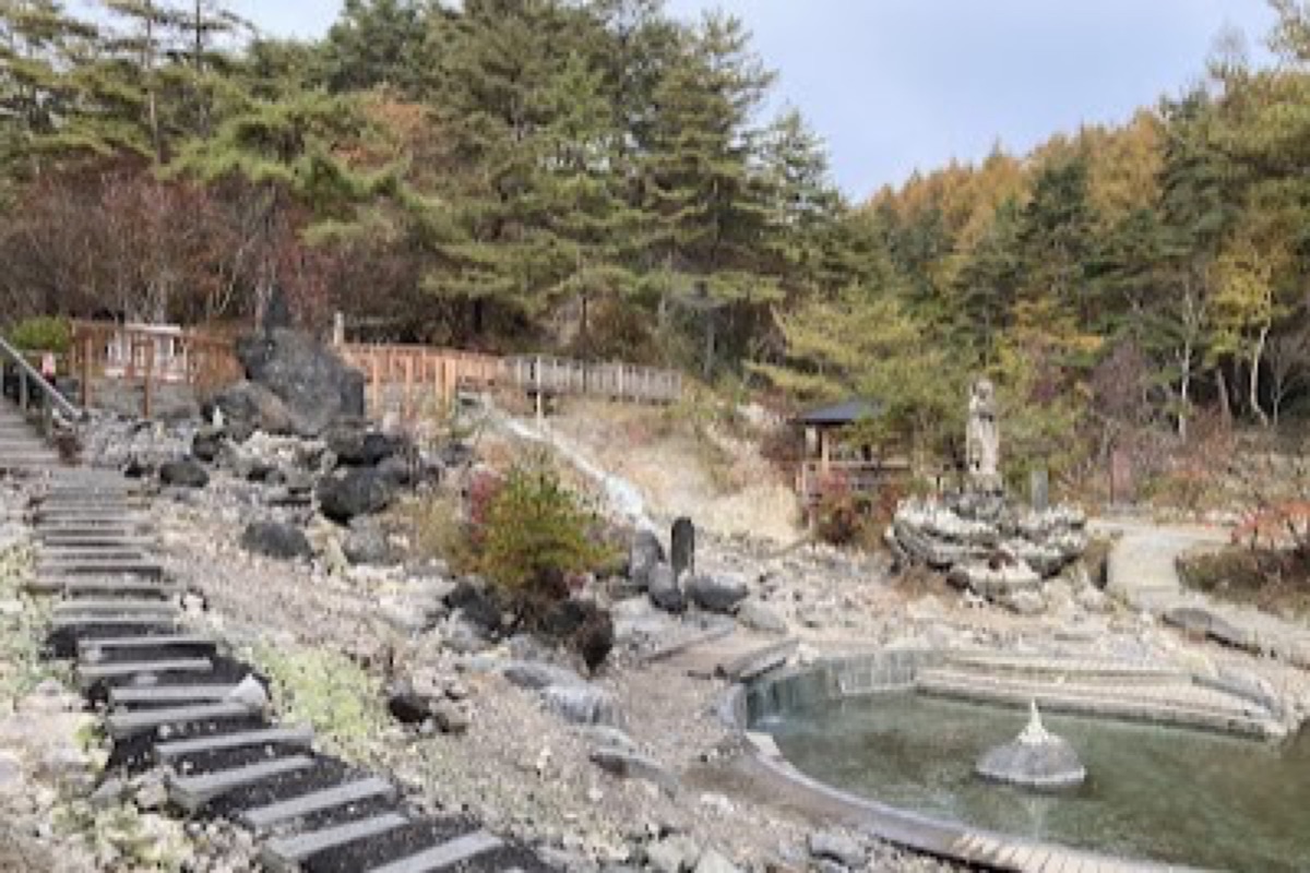 Sainokawara Park outdoor rotenburo bath along a steaming riverside trail in Kusatsu Onsen