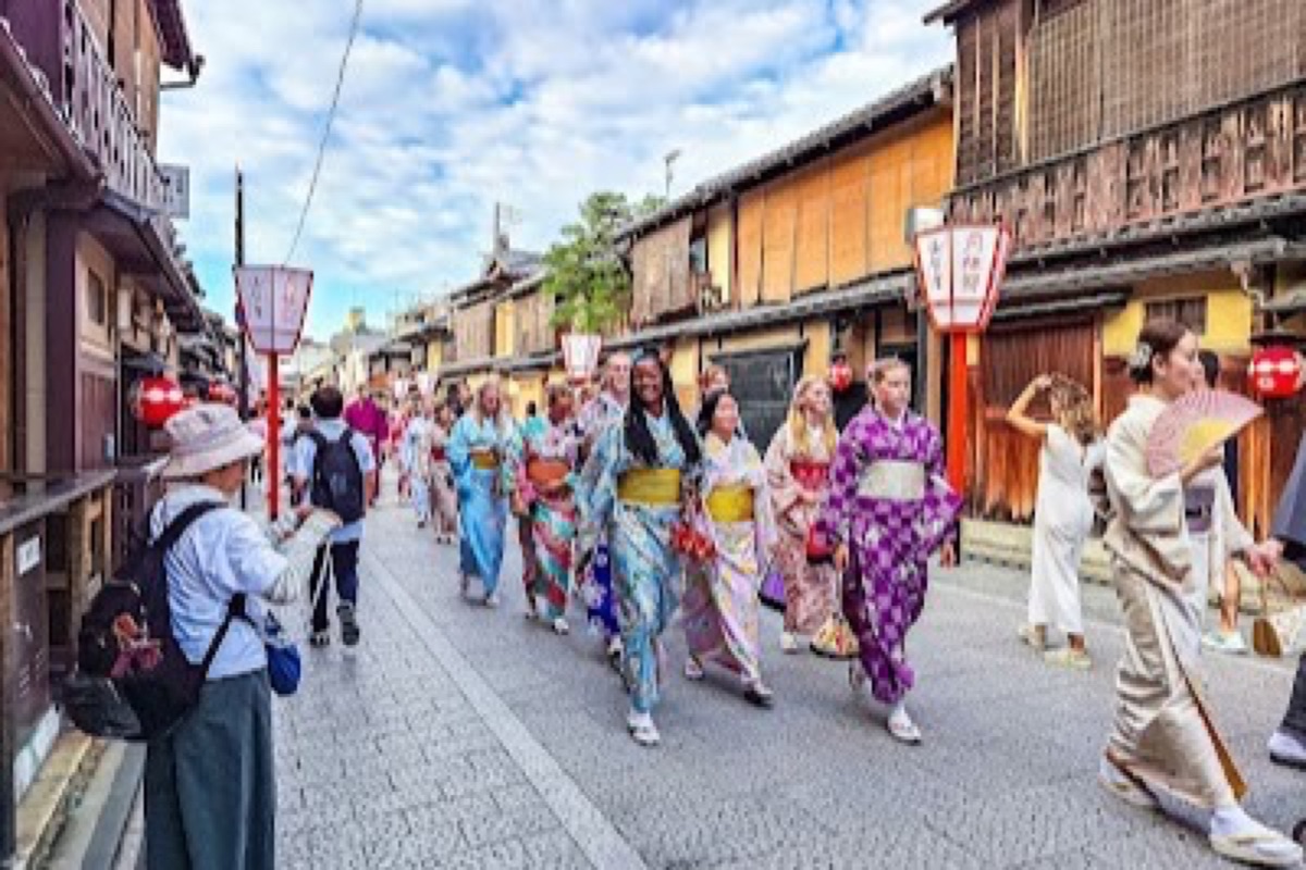 Hanamikoji Street in Gion at dusk