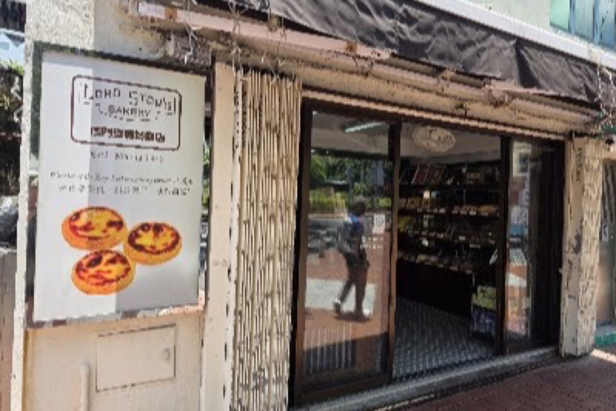 Freshly baked Portuguese egg tarts from Lord Stow's Bakery in Coloane Village Macau