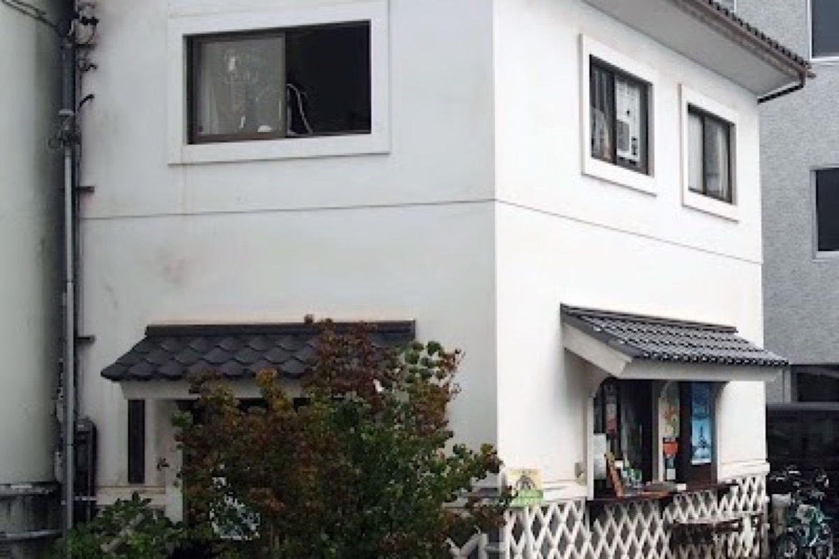 Nakamachi Street white-walled kura storehouses with black lattice patterns in Matsumoto