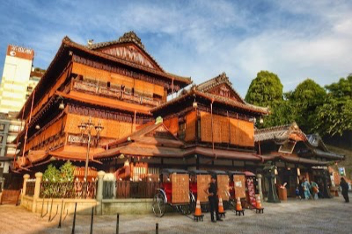 Dogo Onsen Honkan historic wooden bathhouse facade in Matsuyama
