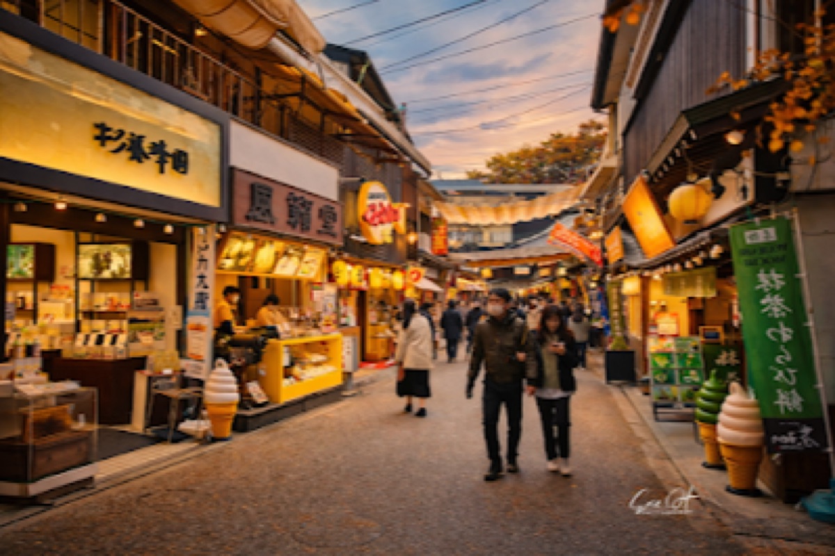 Miyajima Omotesando Shopping Street with traditional shopfronts and food stalls
