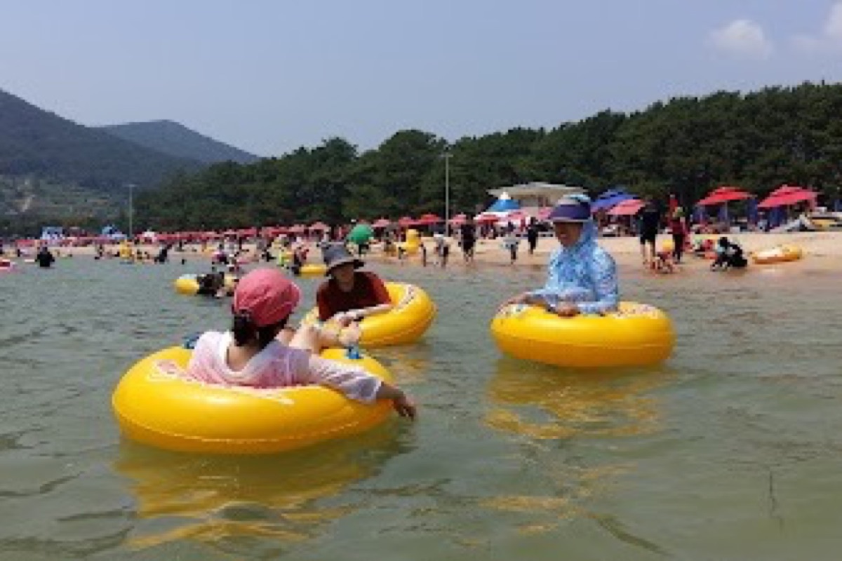 Sangju Eunmorae Beach silver sand shoreline with shallow water and a beachfront drive course in Namhae