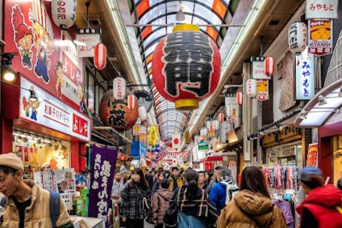 Kuromon Ichiba Market stalls with fresh seafood in Osaka