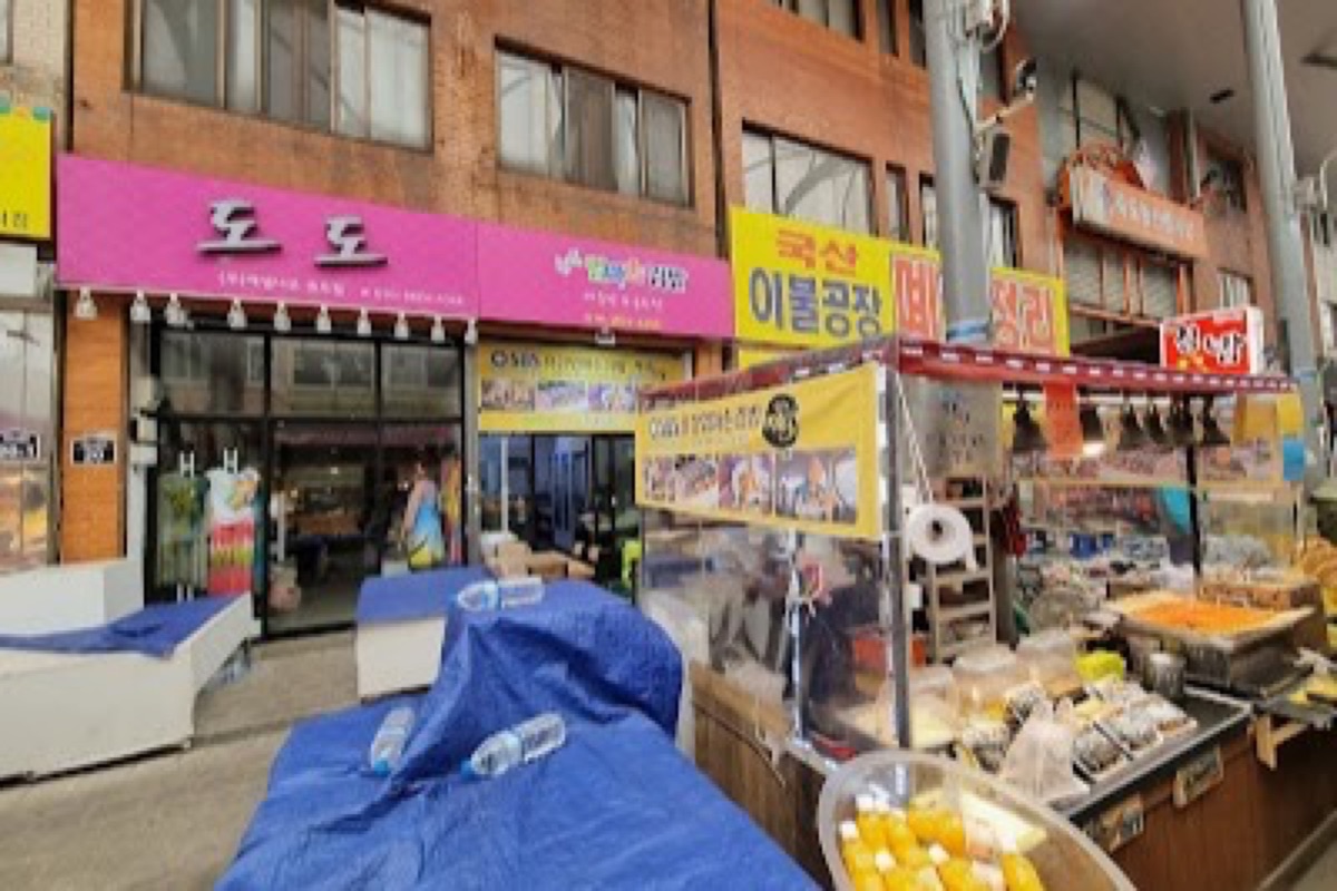 Jukdo Market stalls with cod, gwamegi, and street food in Korea's largest east-coast traditional market in Pohang