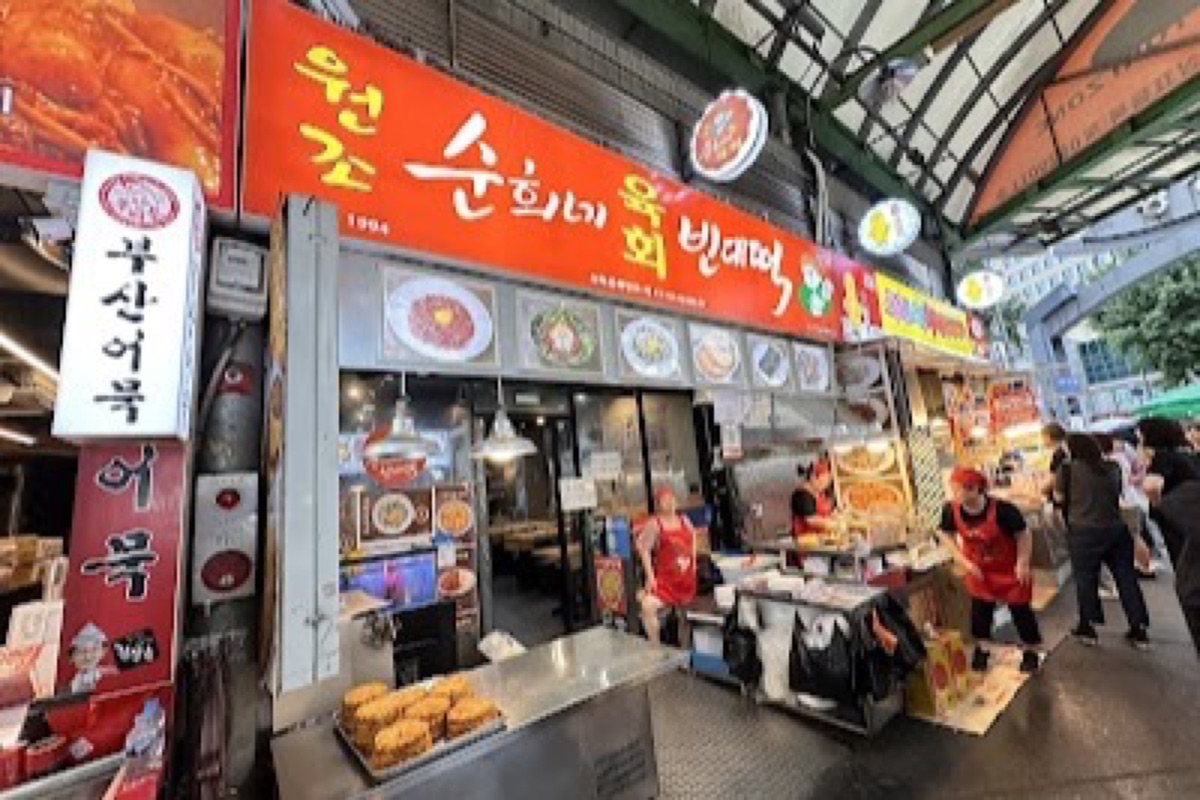 Gwangjang Market food stalls with bindaetteok and gimbap in Seoul