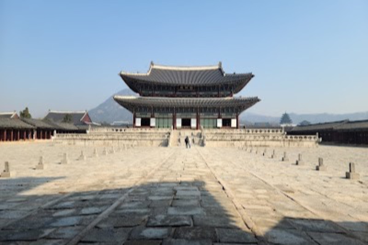 Gyeongbokgung Palace main halls and spring blossoms at Gwanghwamun Gate in Seoul