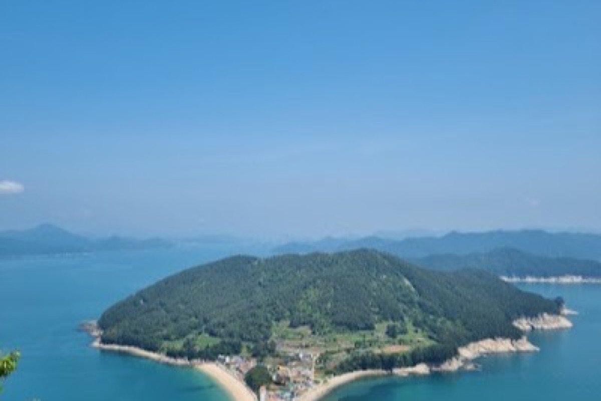 Bijindo Island white-sand isthmus beach connecting twin island halves with turquoise shallows near Tongyeong