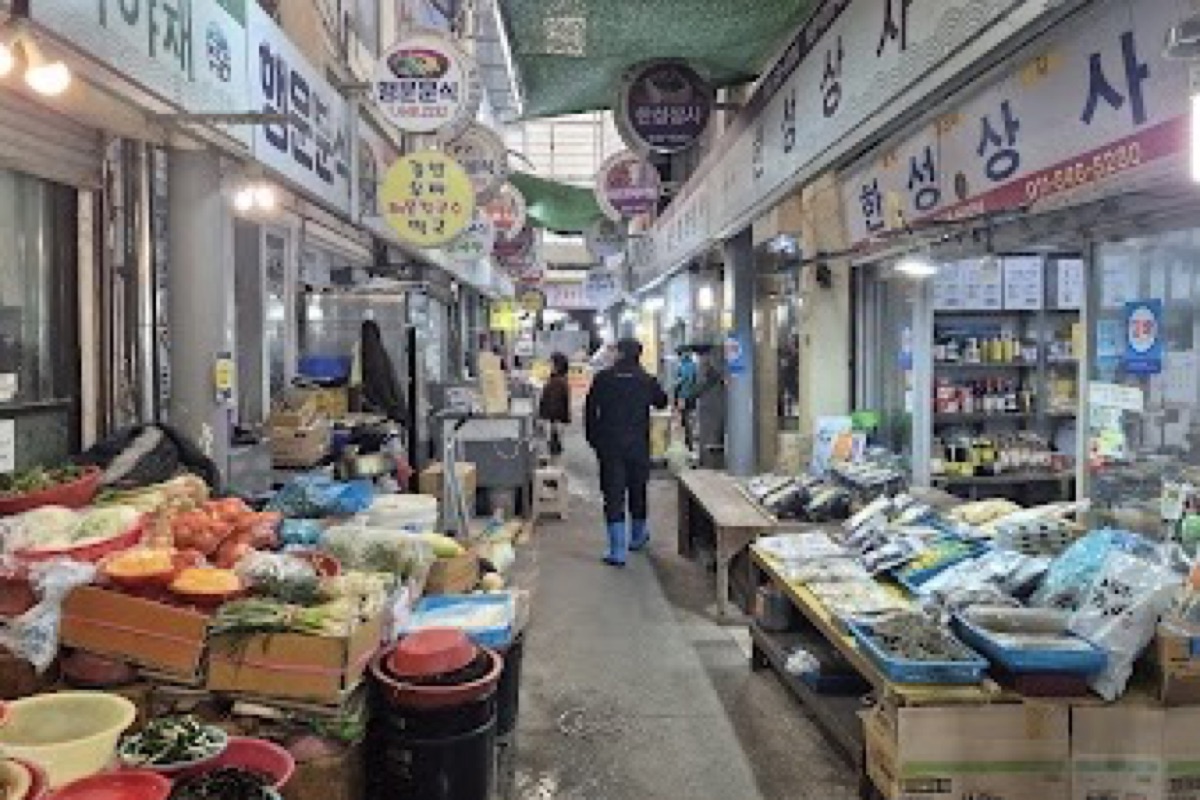 Tongyeong Jungang Market fresh seafood stalls and Chungmu kimbap vendors along the harbor in downtown Tongyeong
