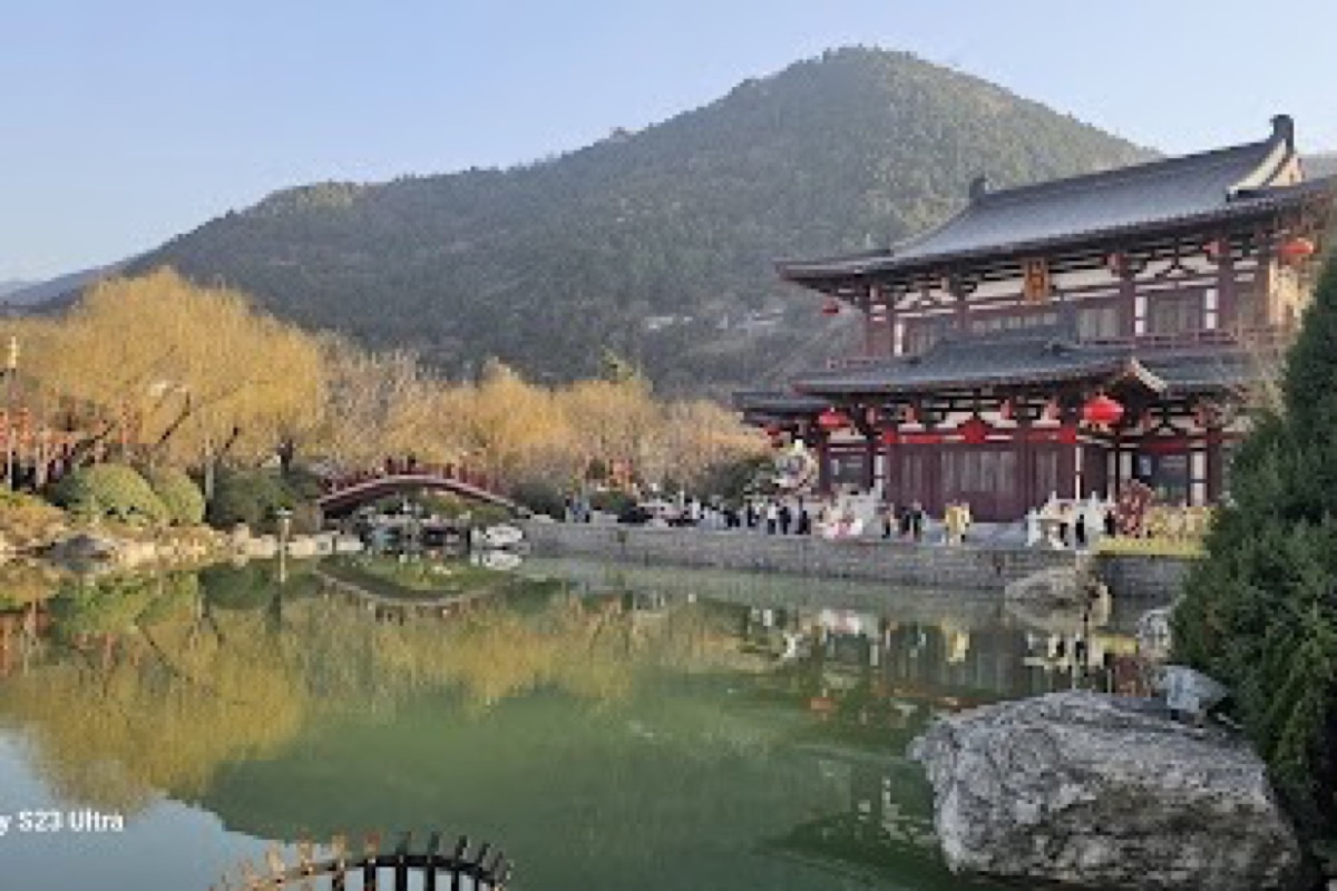 Huaqing Palace and Hot Springs (Huaqing Pool) in Xi'an